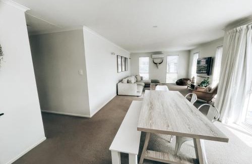 Pyes Pa Maison | Modern Coastal Retreat in Pyes Pa