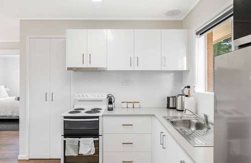 Centenary Heights Appartement | Modern Comfort in Quiet Neighbourhood!