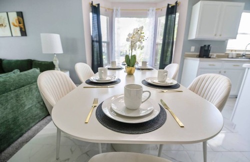 Afton Appartement | Modern Comfort Loves Park Stylish 3BR Getaway