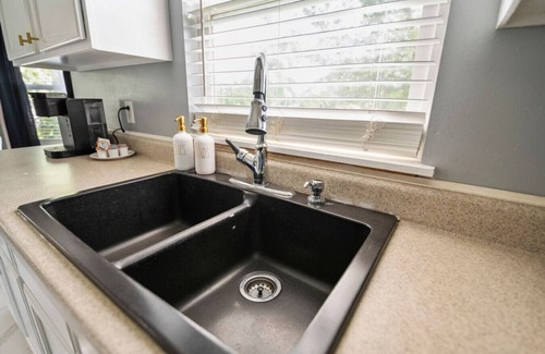 Afton Appartement | Modern Comfort Loves Park Stylish 3BR Getaway
