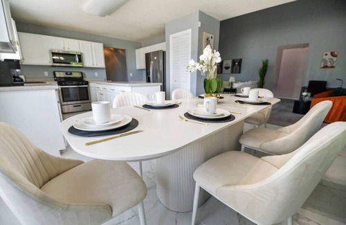Afton Appartement | Modern Comfort Loves Park Stylish 3BR Getaway