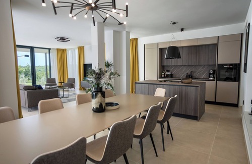 Rebici Villa | Belle villa moderne avec piscine de 15 mètres dans un endroit inspirant