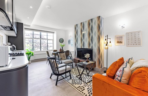 Coppetts Appartement | Modern Comforts 2 BD Flat - Sleeps 5