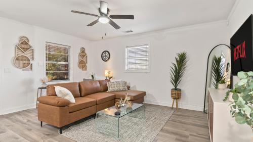 Fortson Maison | Modern & Comfy ~ 15mins to Downtown ~ Queen Beds!