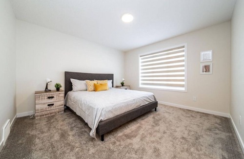 Southwest Edmonton Maison | Modern & Comfy ~ 25min to City ~ King & Queen Beds