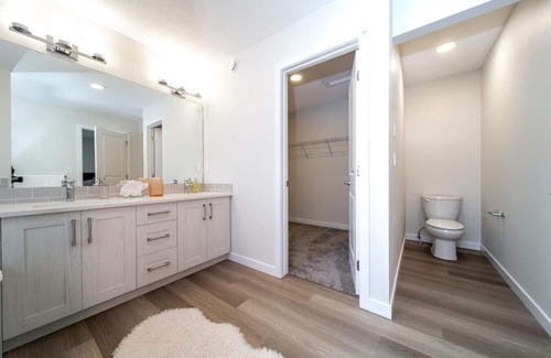 Southwest Edmonton Maison | Modern & Comfy ~ 25min to City ~ King & Queen Beds