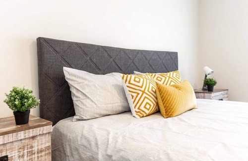 Southwest Edmonton Maison | Modern & Comfy ~ 25min to City ~ King & Queen Beds