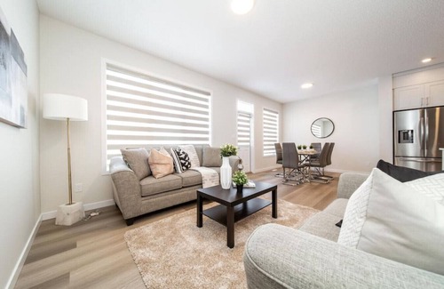 Southwest Edmonton Maison | Modern & Comfy ~ 25min to City ~ King & Queen Beds
