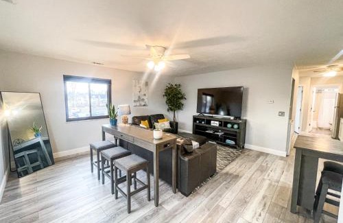 Huron Appartement | Modern Condo Central Huron Boat Basin Area