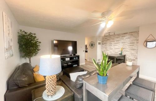 Huron Appartement | Modern Condo Central Huron Boat Basin Area