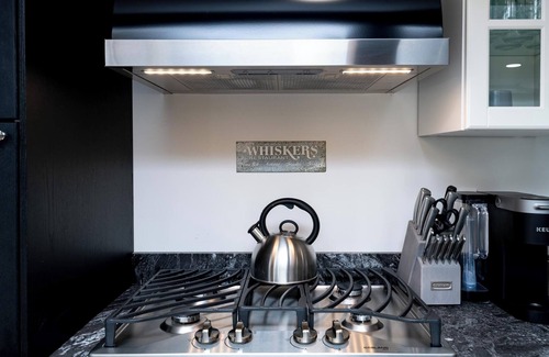 Waterbury Center Copropriété | Modern Condo - 8 Min to Stowe, King Bed, Hot Tub, Near Skiing & Breweries