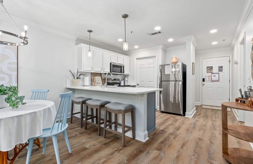 Auburn Copropriété | Modern, Remodeled with a Touch of Coastal Vibe