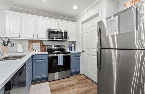 Auburn Copropriété | Modern, Remodeled with a Touch of Coastal Vibe