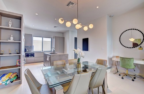 Westwind Copropriété | Modern condo, steps to beach. Gym, generator, gated community.