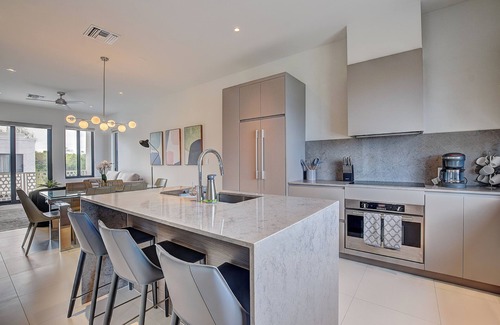 Westwind Copropriété | Modern condo, steps to beach. Gym, generator, gated community.
