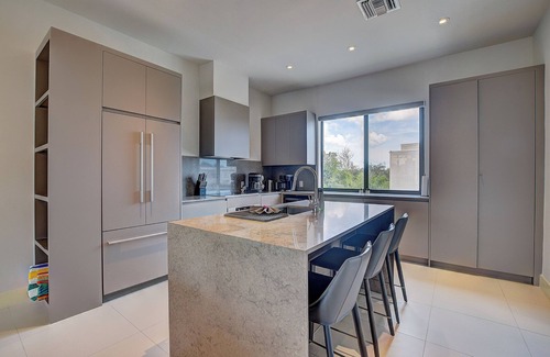Westwind Copropriété | Modern condo, steps to beach. Gym, generator, gated community.