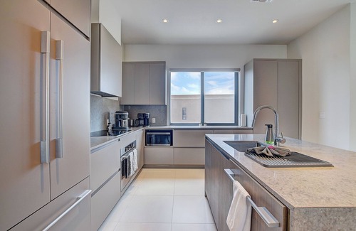 Westwind Copropriété | Modern condo, steps to beach. Gym, generator, gated community.