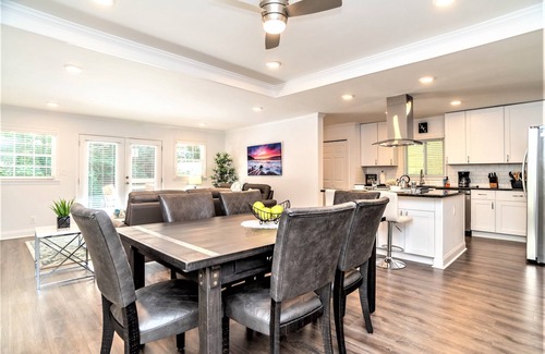 North Decatur Maison | Tout neuf! Maison contemporaine contemporaine de 3 chambres (4 lits) avec bain à remous et piscine!