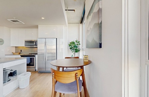 Uptown Appartement | Modern corner apartment w/city view, central location - gym & bike storage