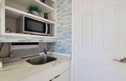 McCully - Moiliili Appartement | Modern corner studio in Waikiki. No resort fee