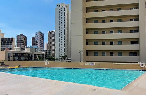 McCully - Moiliili Appartement | Modern corner studio in Waikiki. No resort fee