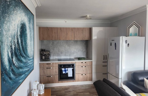 Whangamata Maison | Modern cosy 1 bedroom Bach, estuary location, off-street parking