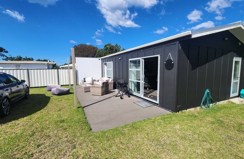 Whangamata Maison | Modern cosy 1 bedroom Bach, estuary location, off-street parking