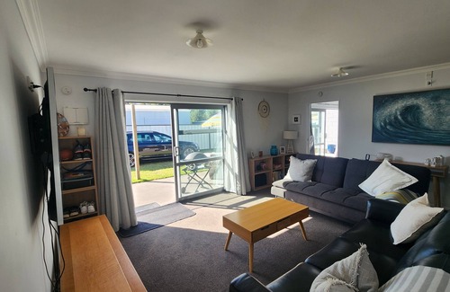 Whangamata Maison | Modern cosy 1 bedroom Bach, estuary location, off-street parking