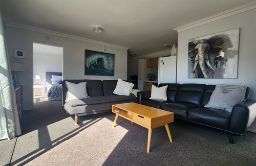 Whangamata Maison | Modern cosy 1 bedroom Bach, estuary location, off-street parking