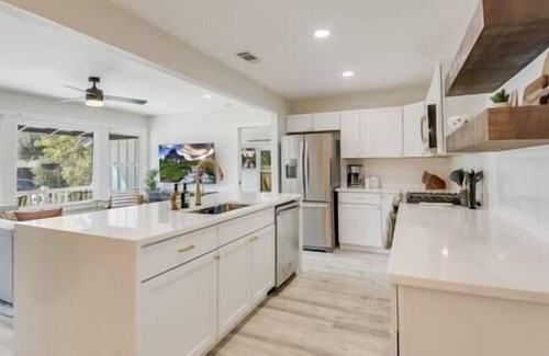Terrell Heights Maison | Modern Cottage+8 Guests+Covered Patio+Weber Grill