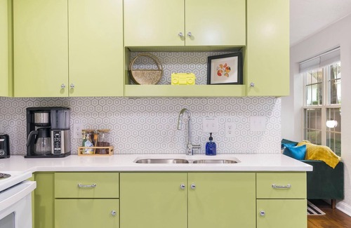 Joplin Maison | Modern Cottage by Hospital, King Bed / Glass Shower