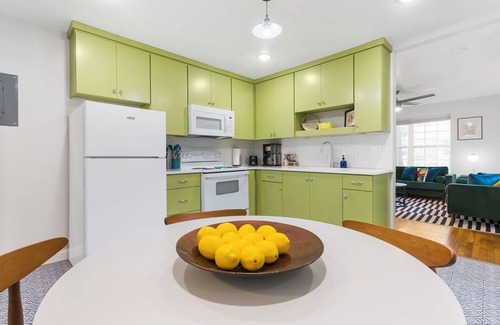 Joplin Maison | Modern Cottage by Hospital, King Bed / Glass Shower
