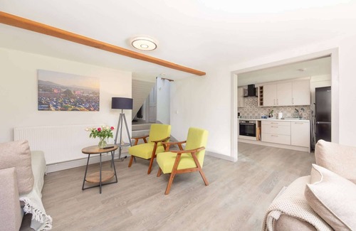 Shepton Mallet Maison | Modern Cottage, Countryside Views, Private Parking
