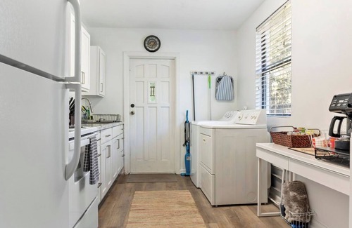 Gainesville Maison | Quaint Cottage-5 min to UF & Shands & VA Hospital.