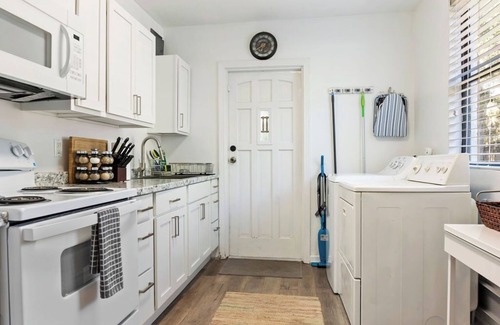 Gainesville Maison | Quaint Cottage-5 min to UF & Shands & VA Hospital.