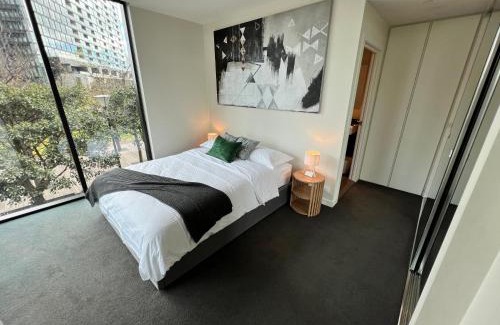 Docklands Appartement | Modern Cozy 2BR 2BA w Balcony, Pool, Parking, 1 Min to Tram, MAJU Docklands