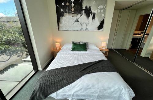 Docklands Appartement | Modern Cozy 2BR 2BA w Balcony, Pool, Parking, 1 Min to Tram, MAJU Docklands
