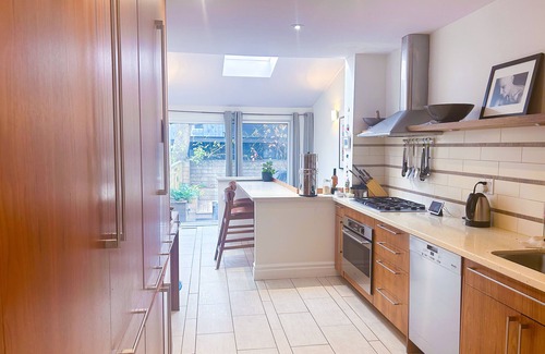 Midtown Toronto Maison | Modern, cozy downtown home with everything you need.