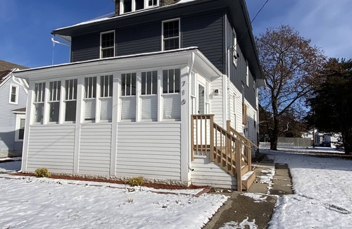 DeKalb Maison | Modern, Cozy, Getaway Home in Dekalb - 5 mins away from NIU