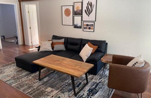 Center Conway Maison | Modern & Cozy Getaway House near Conway lake - Pet Friendly