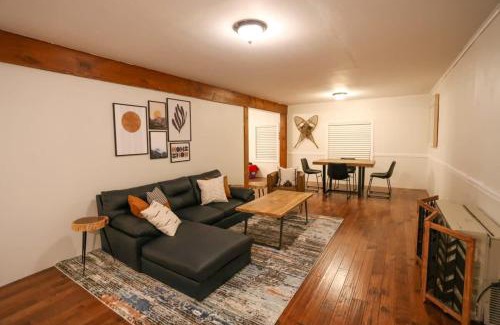 Center Conway Maison | Modern & Cozy Getaway House near Conway lake - Pet Friendly