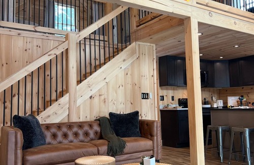 Barnstead Cabine | Modern & Cozy Lakefront Cabin: Rustic Charm and Serene views