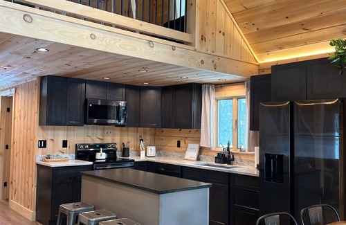 Barnstead Cabine | Modern & Cozy Lakefront Cabin: Rustic Charm and Serene views