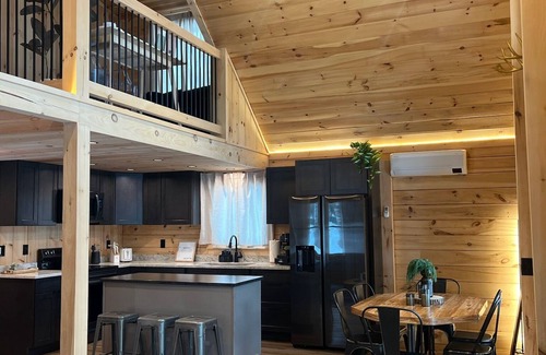 Barnstead Cabine | Modern & Cozy Lakefront Cabin: Rustic Charm and Serene views