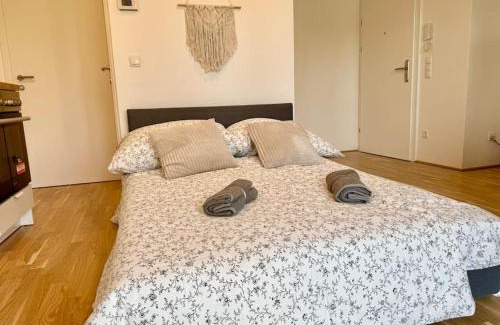 Donaustadt Appartement | Modern Danube Apartment with Balcony & Free Parking