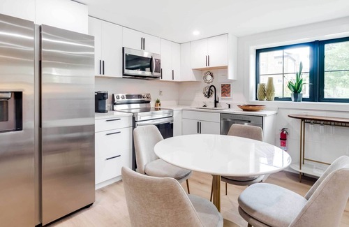 Brookland Appartement | Modern DC Apartment Rental - Remote-Work Friendly!