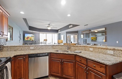 Kaiser Copropriété | Modern Decor, Views, Grill, Workstation, Boat + 2 PWC Slips & Resort-Style Amenities