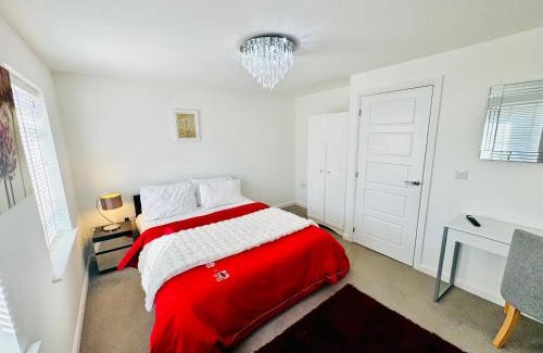 Wellingborough Maison | Modern Double Room with Desk,Netflix, Wifi and Free Parking Near Wellingborough Centre