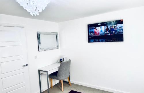 Wellingborough Maison | Modern Double Room with Desk,Netflix, Wifi and Free Parking Near Wellingborough Centre