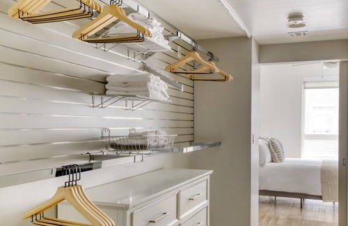 Little Tokyo Appartement | Modern Downtown 2BR w/ Pool, W/D & Gym, near 7th St Metro, by Blueground